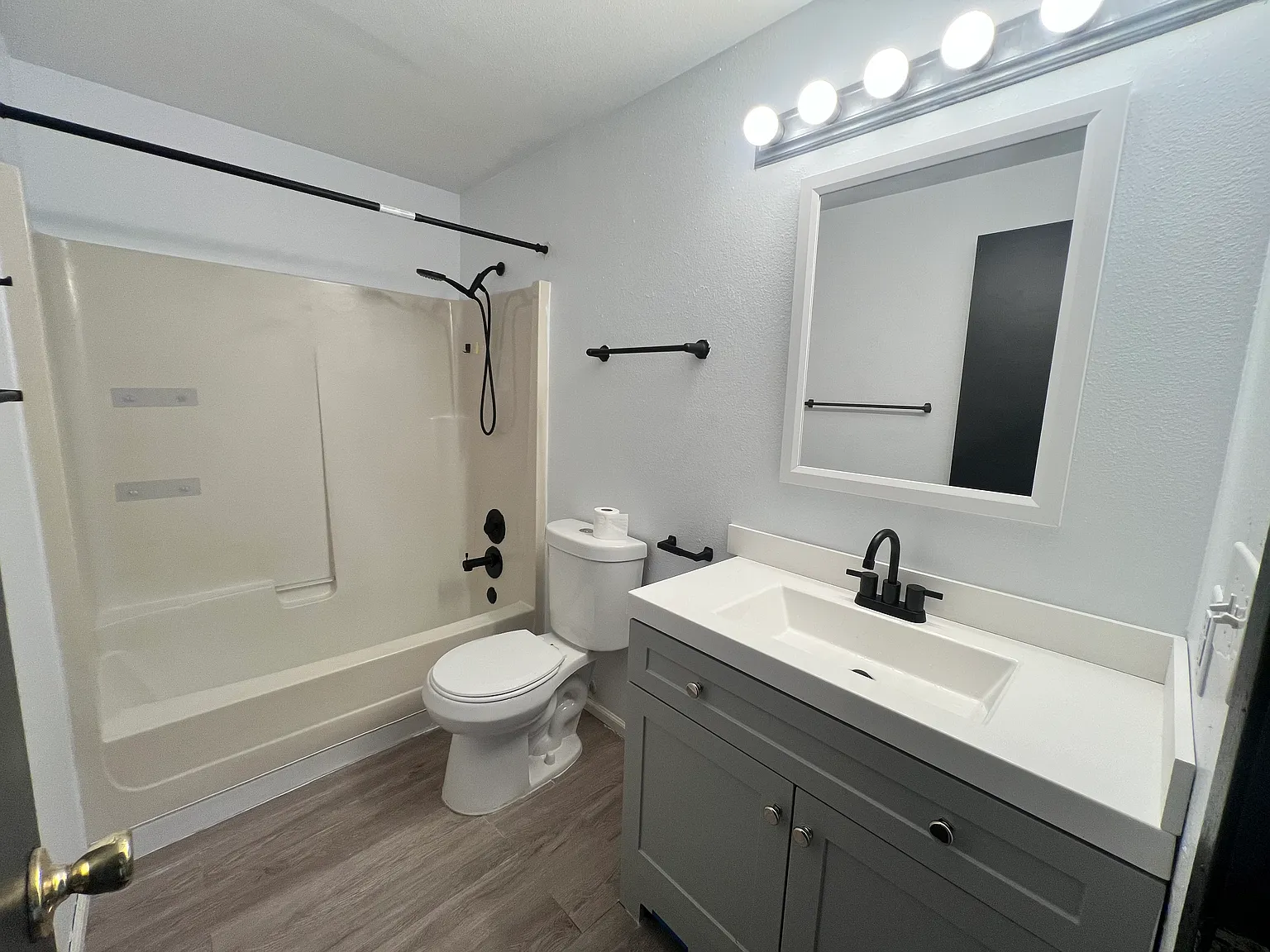 2 bed, 850 sqft, $1,915 — Photo 1