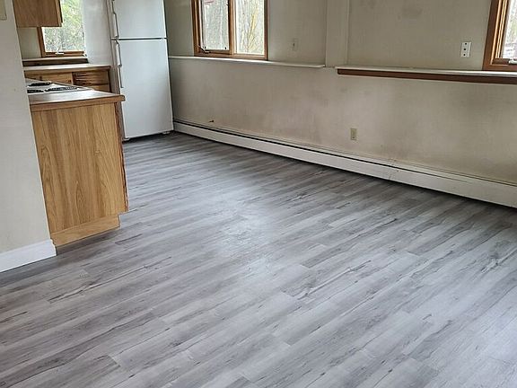2nd image of 1090 S Salmonberry St #3