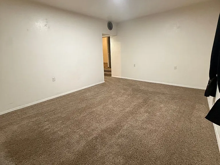 402 W Mercury St — Photo 9