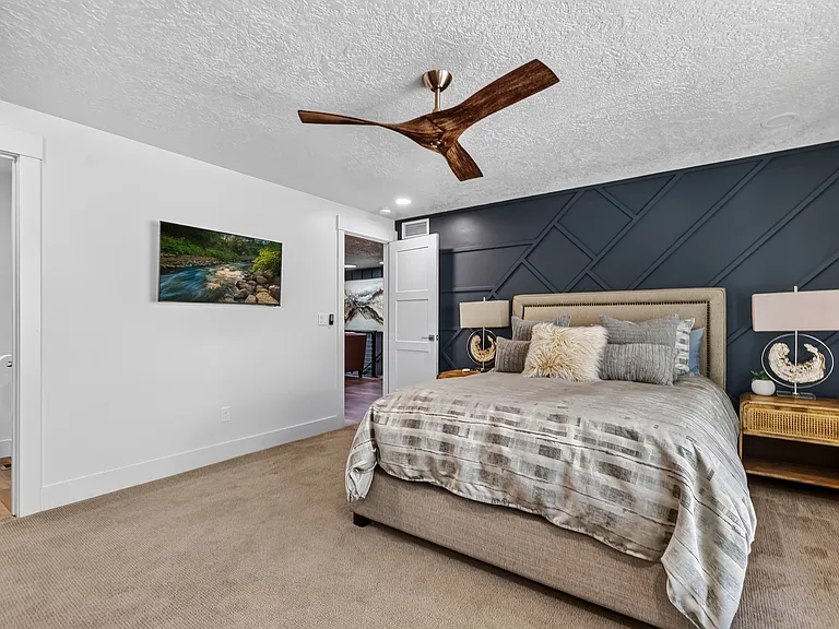 579 W Curling Dr — Photo 18
