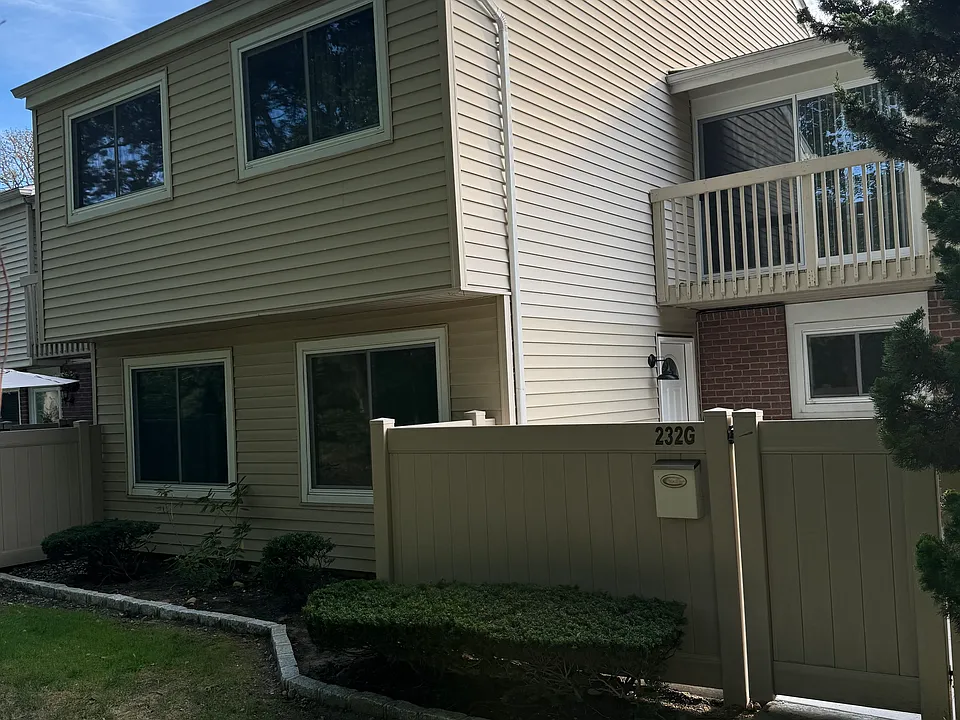 232 Springmeadow Dr #G