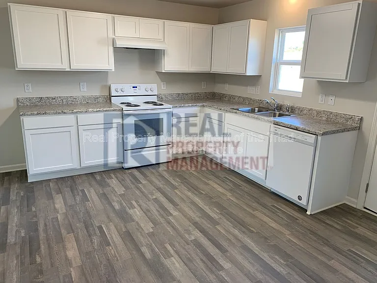 4100 Devonwood Ct — Photo 4