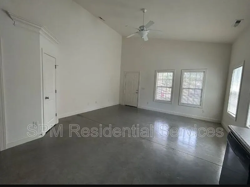 1 bed, 1.0 bath, 900 sqft, $1,295 — Photo 2