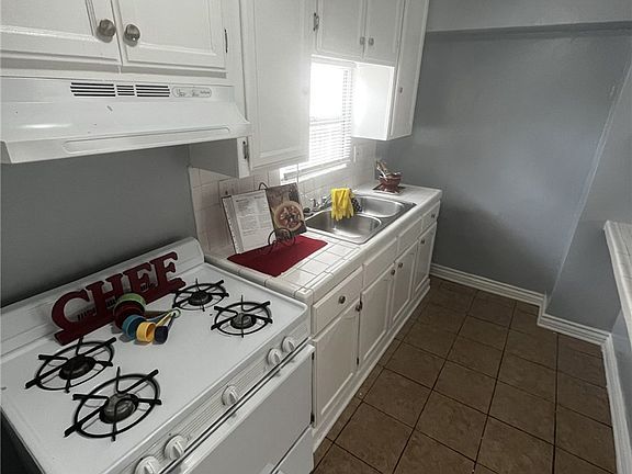 3rd image of 4520 Normandie Ave