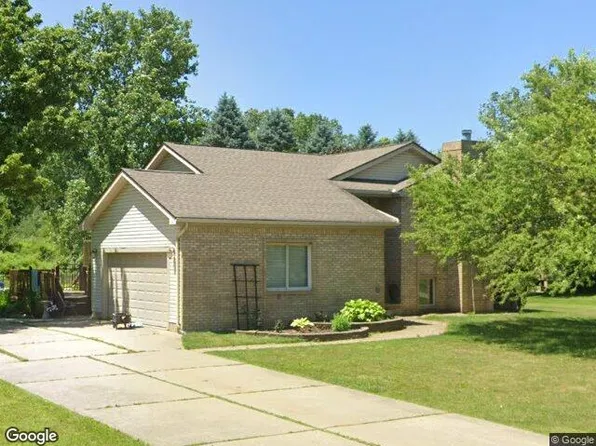2411 Briar Creek Ln, Burton, MI 48509