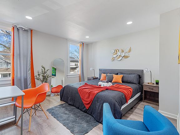 Enjoy a comfortable King-sized, a room equipped size 13x14 with a mini fridge, convenien work station, an High -speed WIFI .