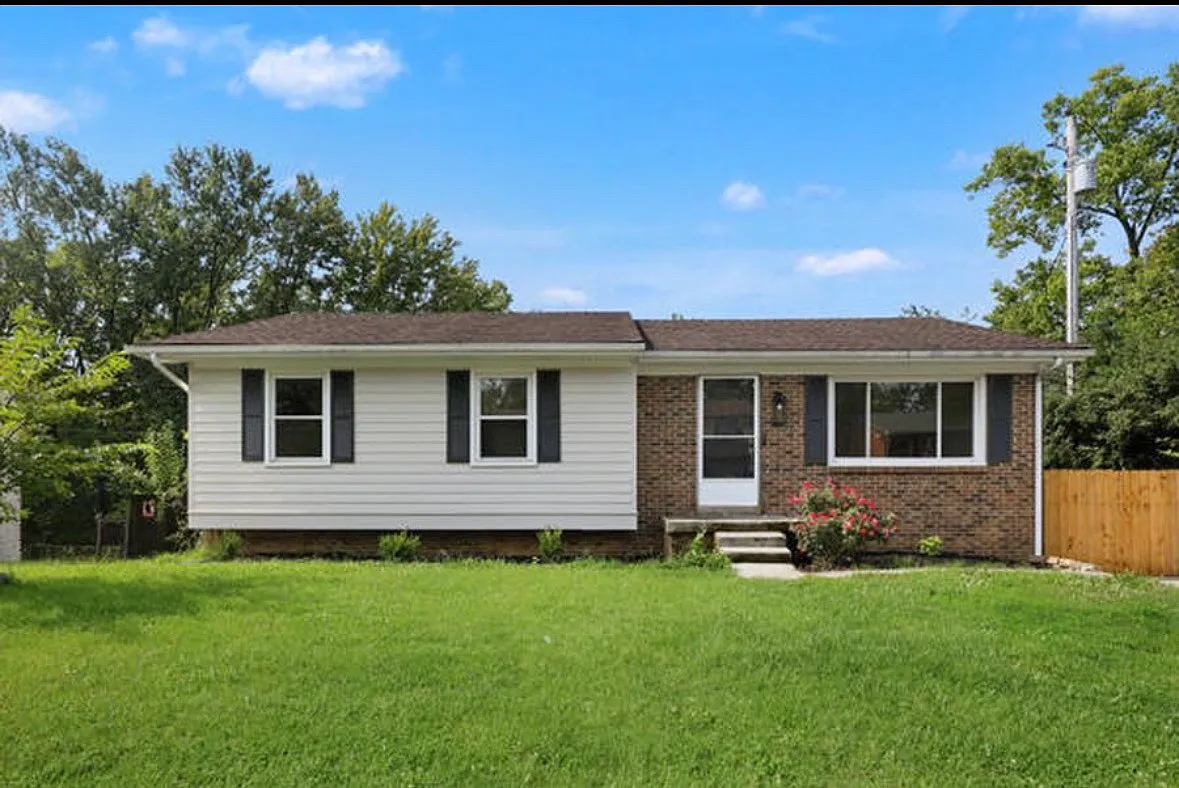 3 bed, 2012 sqft, $2,150 — Photo 2