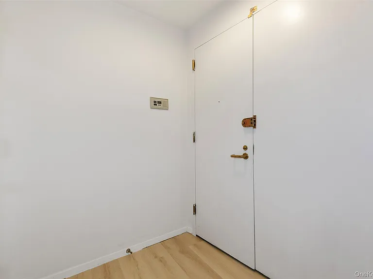 100 Cuttermill Rd #2C — Photo 7