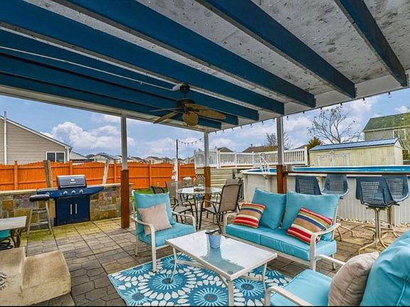 4th image of 2223 Crescent St