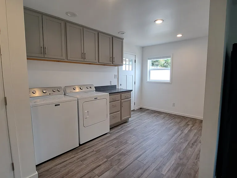 580 N Main St — Photo 8