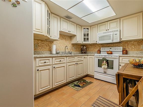 4th image of 951 79th Ave N APT 324