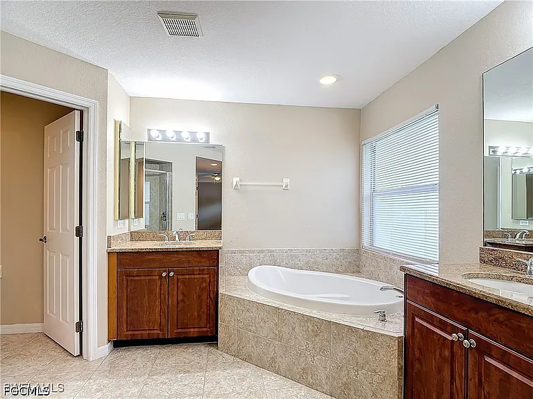 1726 Trafalgar Pkwy — Photo 25