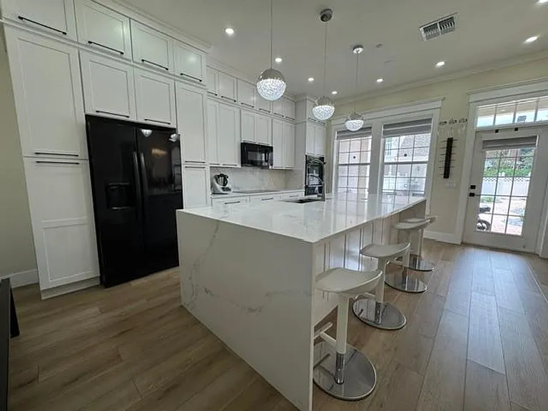 537 Campus St — Photo 8