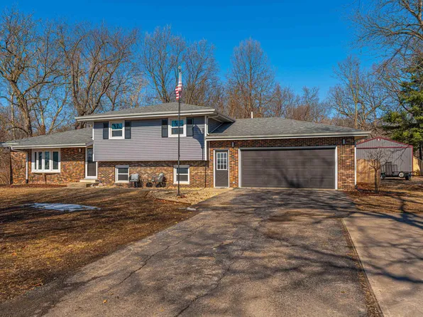 9830 Oakwood Ln, Petersburg, IL 62675