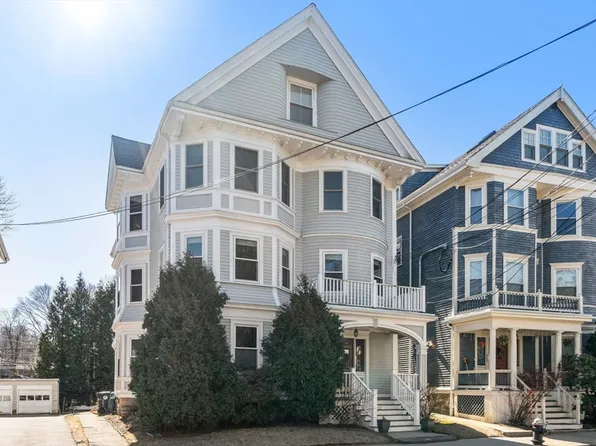 122 Davis Ave #2, Brookline, MA 02445