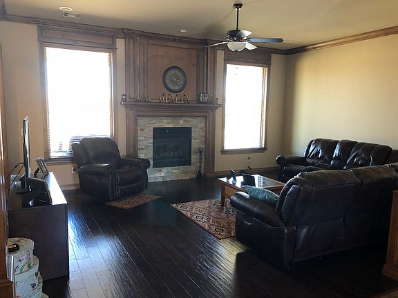 Living room with fireplace 