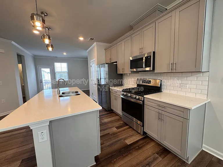 410 Odham Ln — Photo 32