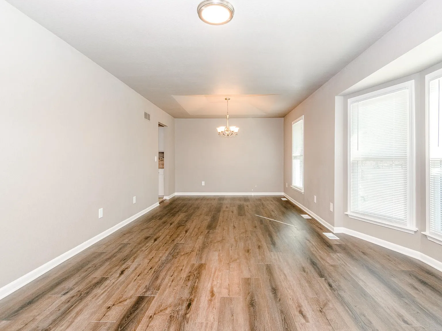 3 bed, 2200 sqft, $2,495 — Photo 2