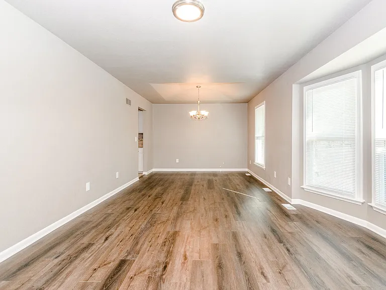 100 NE 101st Pl — Photo 2