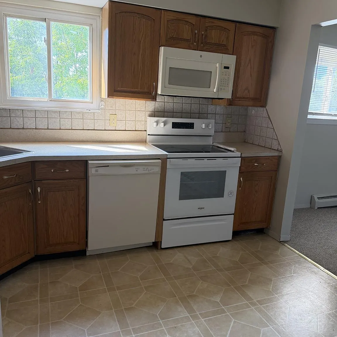 3 bed, 1.0 bath, 2165 sqft, $2,850 — Photo 2