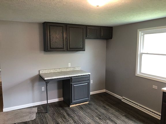 4th image of 190 Hillside Cir