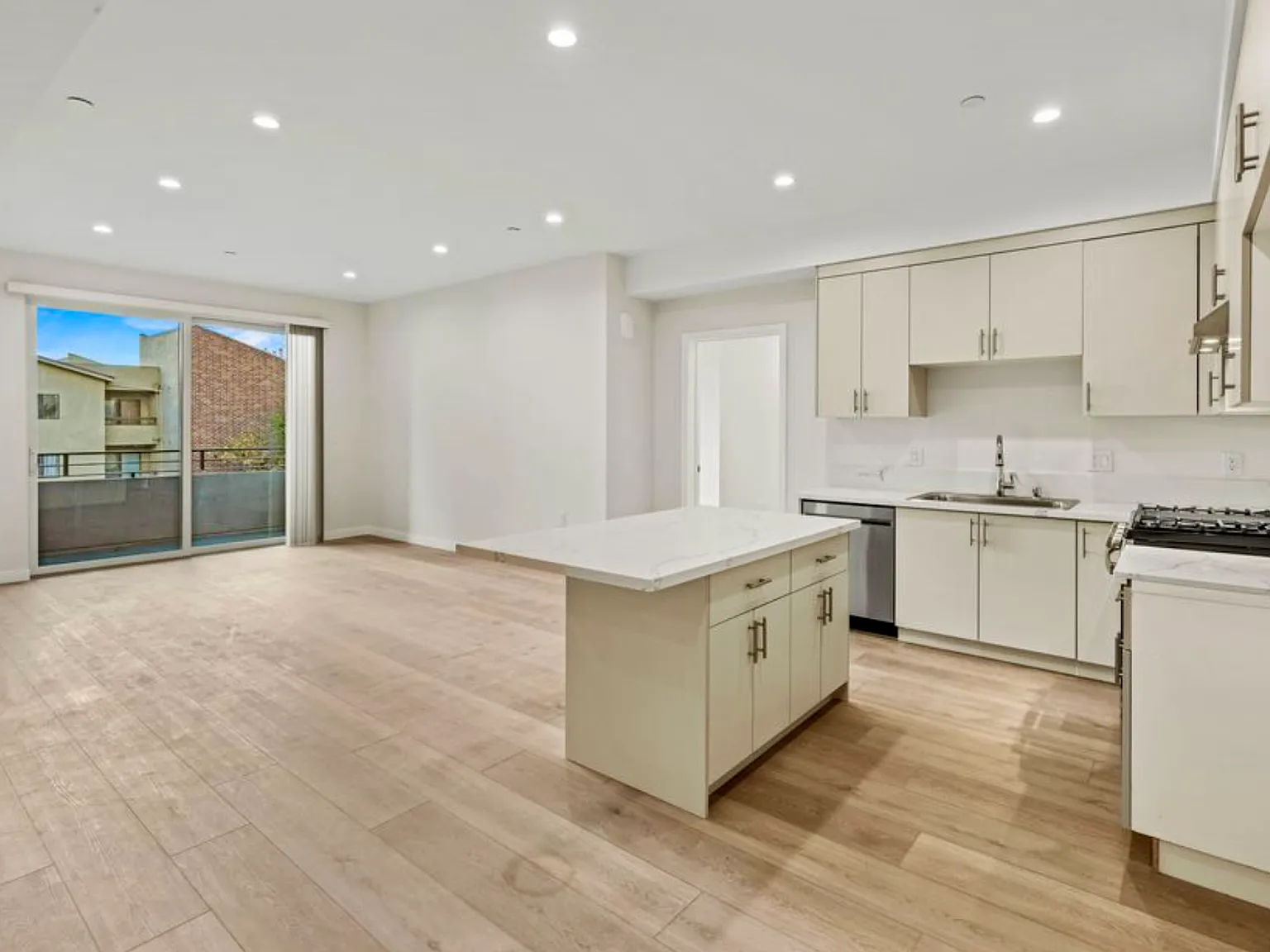 423 Oak St — Photo 2
