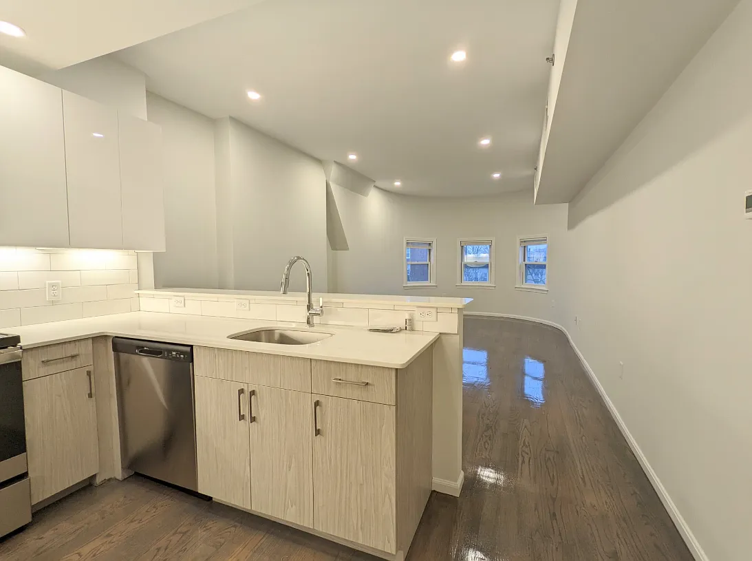 3 bed, 1000 sqft, $5,750 — Photo 3