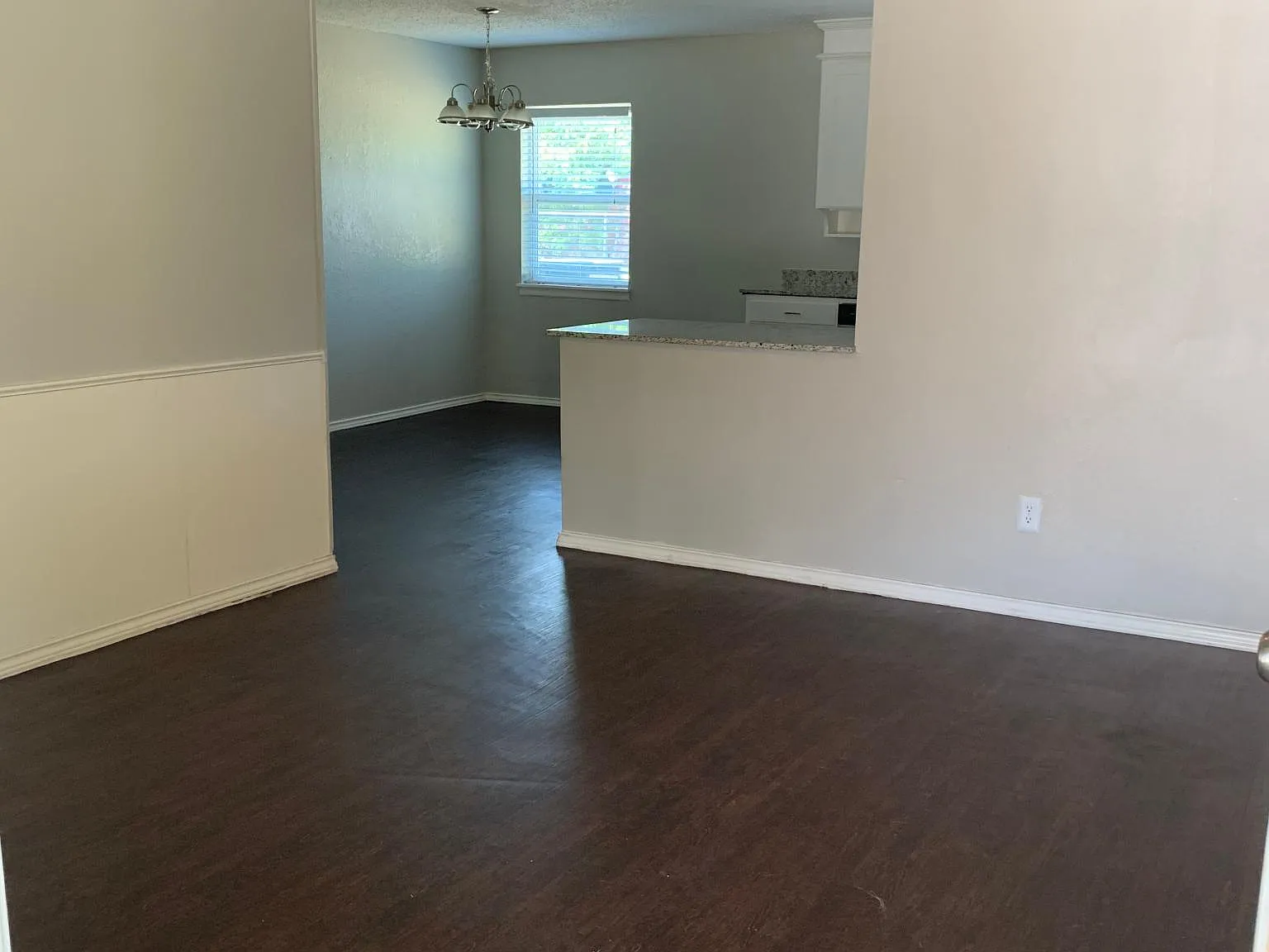 115 Karen St — Photo 2