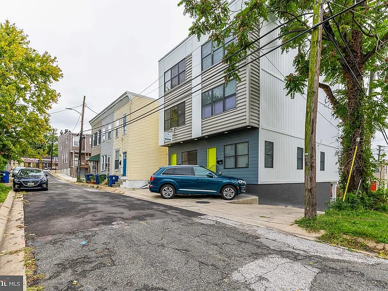 1207 Dellwood Ave — Photo 3