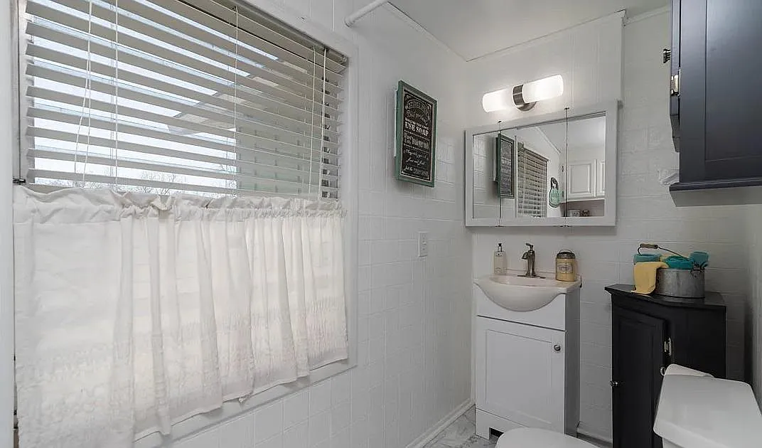 2 bed, 1000 sqft, $2,400 — Photo 3