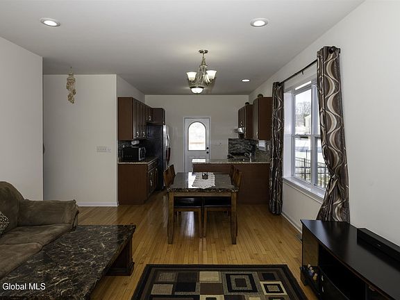 4th image of 51 Nantucket St