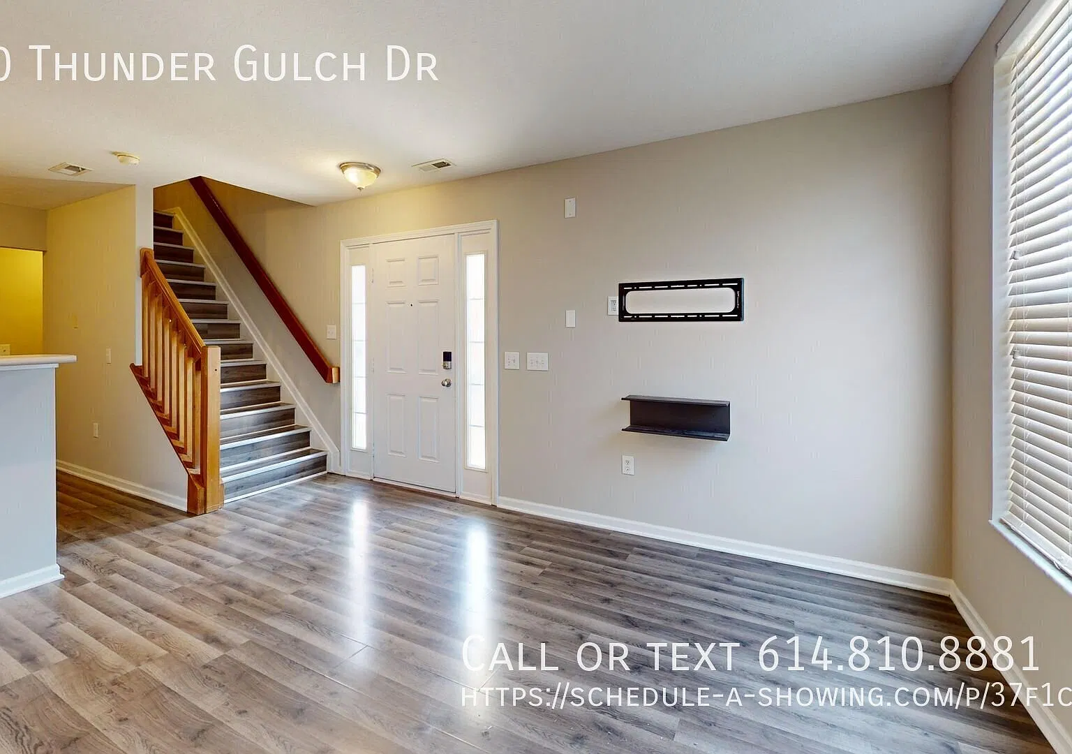 Three-Story End-Unit Condo with Finished Lower Level and Community Pool in New Albany Park — Photo 1