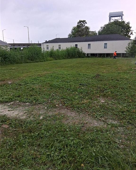 2nd image of 1610 Deslonde St