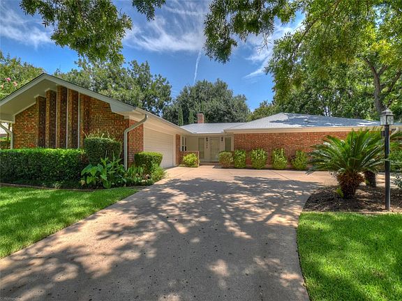 3rd image of 304 San Saba St