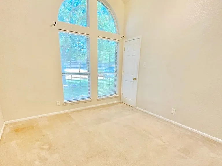 2032 Stonehenge Dr — Photo 10