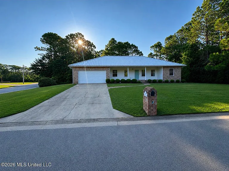 560 Royal Oak Dr — Photo 1