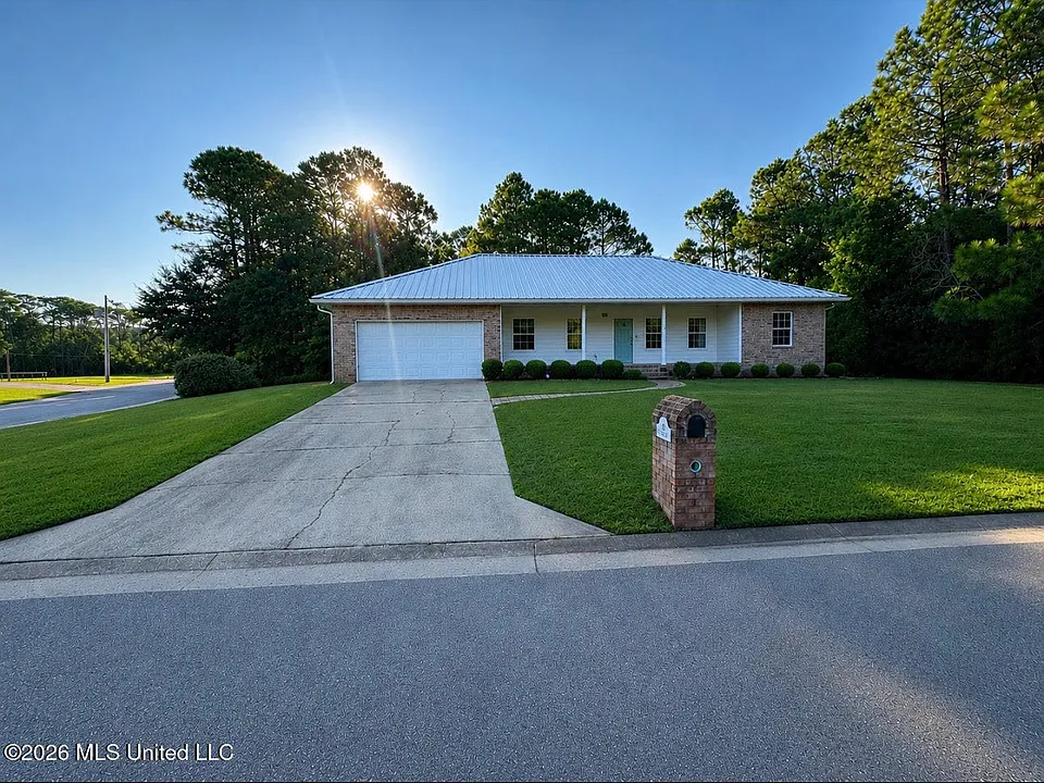 560 Royal Oak Dr