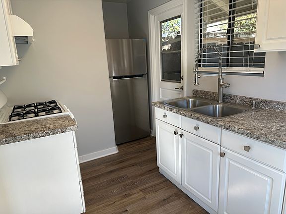 3rd image of 145 1/2 N Myrtle Ave