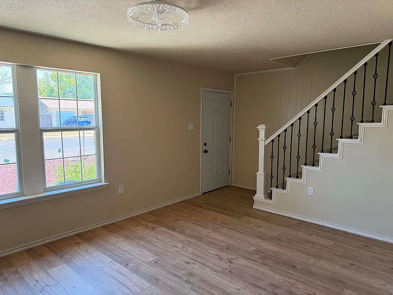 8821 Lamar Ave — Photo 4