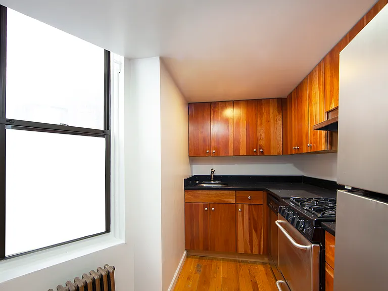 501 W 47th St #4W — Photo 2