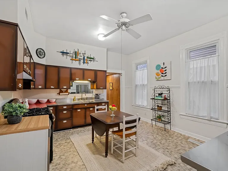 2097 Linden Ave — Photo 8