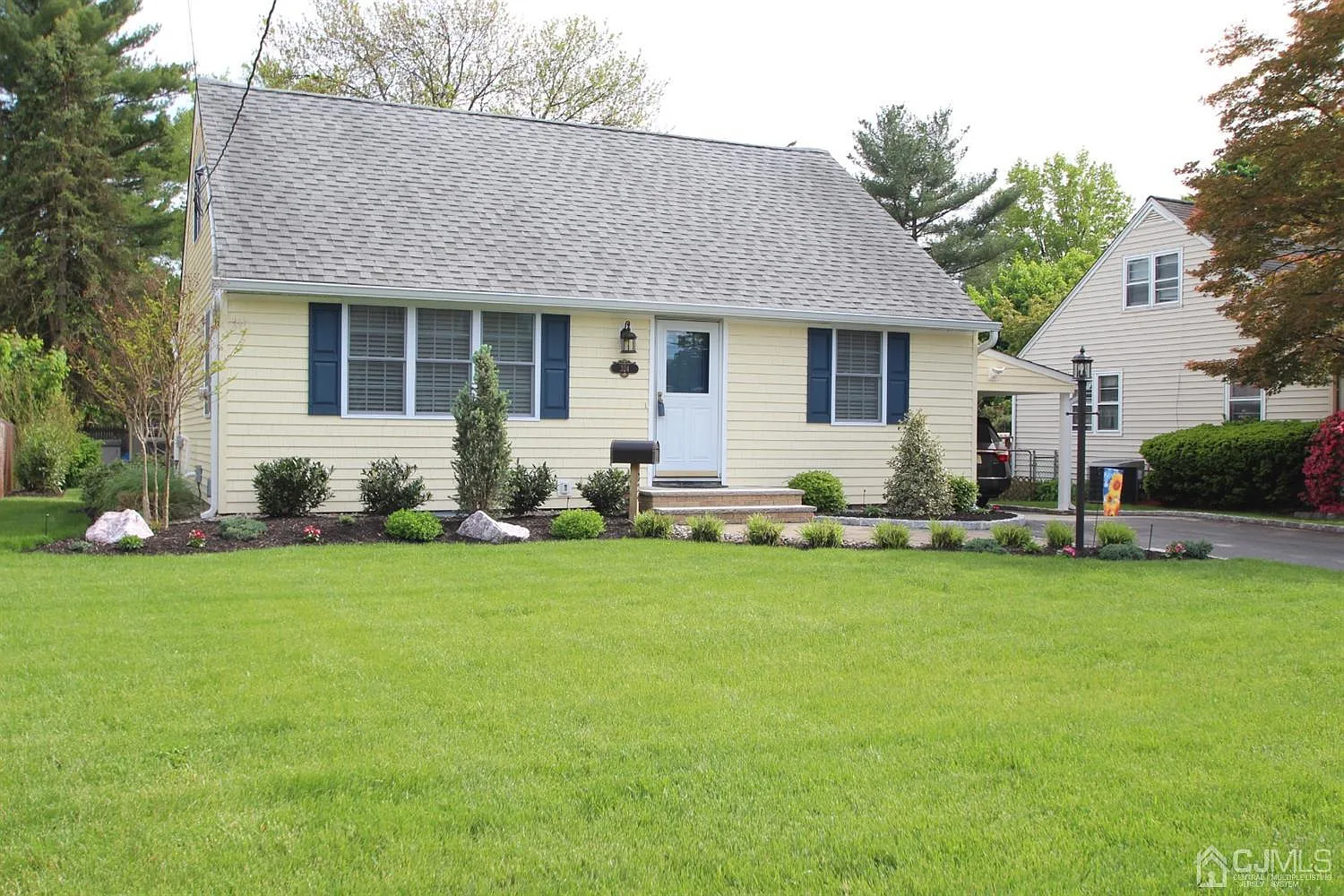 324 Clifford St photo 1
