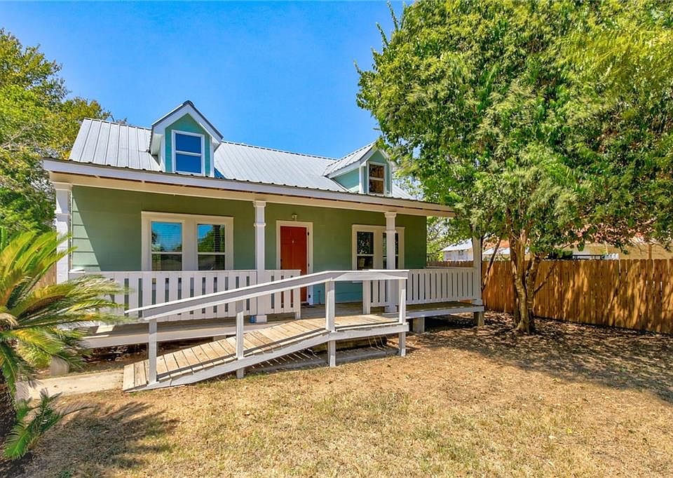 1st image of 1916 Pecan St