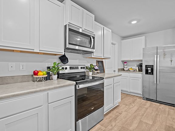 5th image of 402 Folkstone Rd