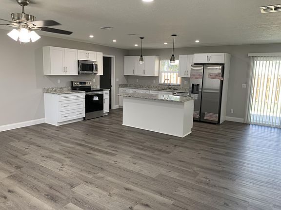 5th image of 400 Woodland St
