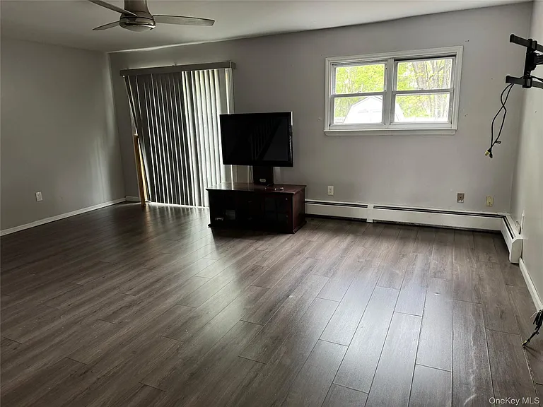 60 Sarah Ln — Photo 6