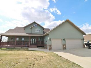 1728 Dakota Dr SW, Minot, ND 58701