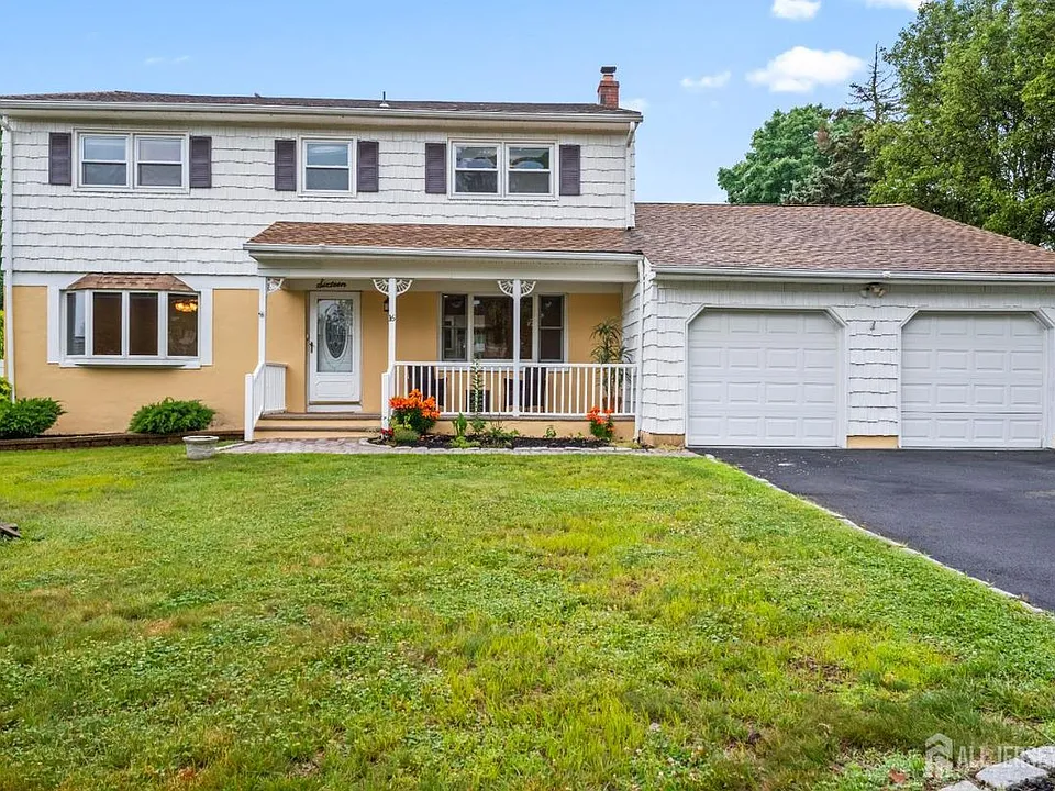 16 London Dr