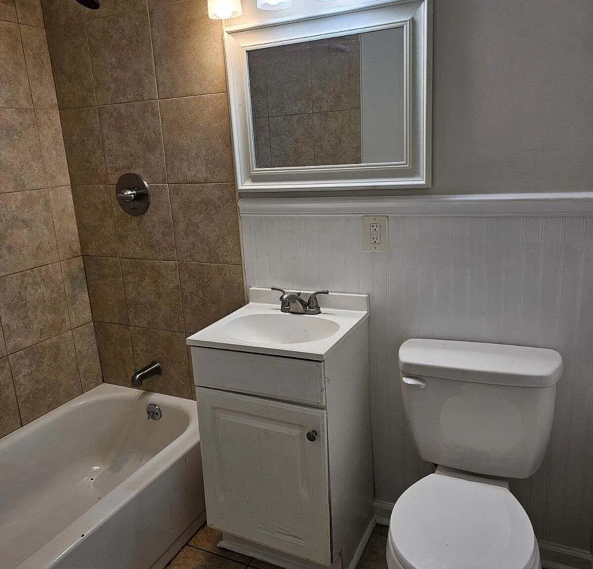 3 bed, 1.0 bath, 988 sqft, $1,100 — Photo 4