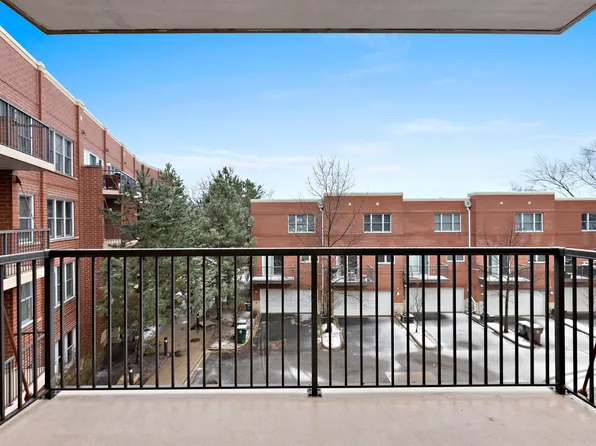 8200 Lincoln Ave APT 301, Skokie, IL 60077